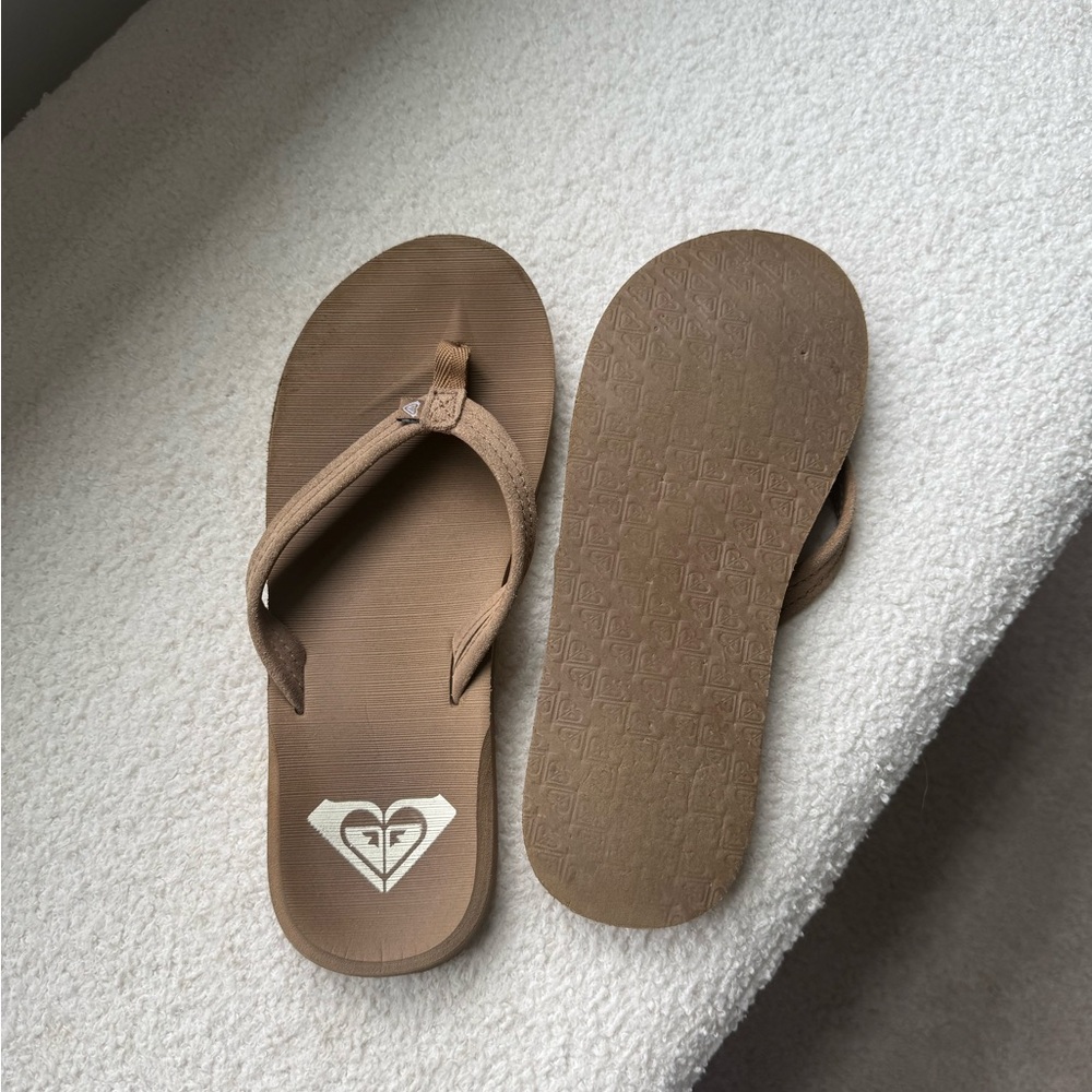 Roxy Tan Flip Flops with Logo - Picture 2 of 3